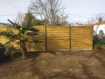 Panneaux bois et poteaux acier